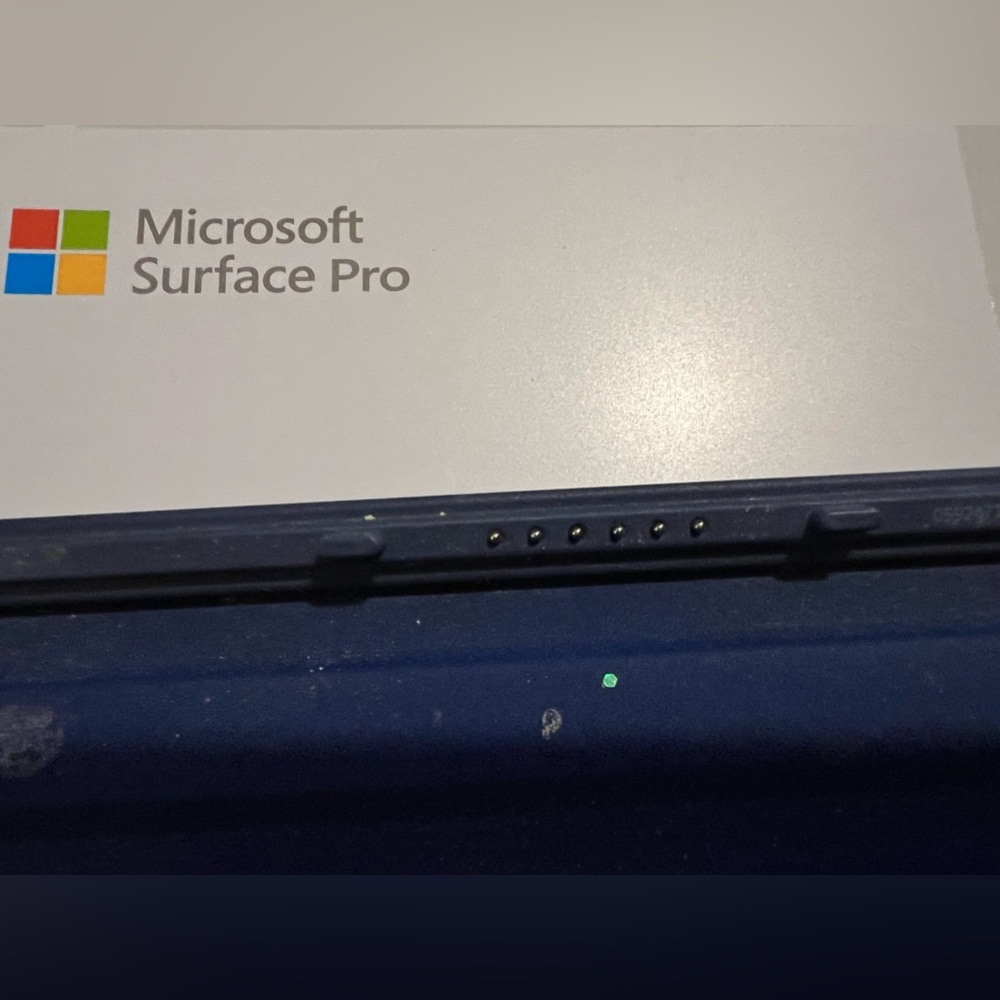 Surface Pro French Keyboard - Picture 5 of 9